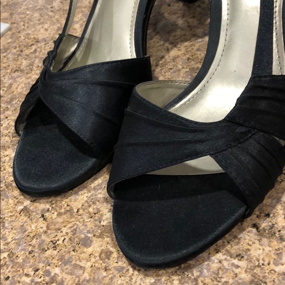 Kelli & Katie Navy Blue Fabric Upper Heels Size 7 - Picture 3 of 16